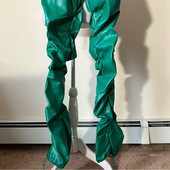 Maniere De Voir Vibrant Emerald Green Tacked Vegan Leather Flared Trousers US 6 - Picture 11 of 15